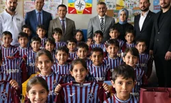 Trabzonspor sevgisi Patnoslu öğrencilere forma hediyesi getirdi