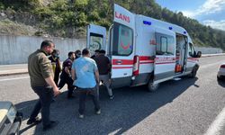 Türkeli'de seyir halindeki otomobilden düşen kişi yaralandı