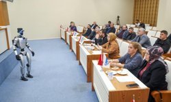 Türkiye'nin nüfusa kayıtlı ilk insansı robotu CANİKMAN meclis toplantısında soruları yanıtladı