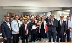 PLAKET VE ÇİÇEKLE UĞURLADILAR