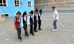 Yusufeli'nde bir grup öğrenci boş zamanlarında horon öğreniyor
