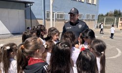 Zonguldak'ta polisin görev yaptığı okulda öğrencilerle ip atladığı görüntüler ilgi gördü