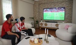 A Milli Futbol Takımı'nın karşılaşmasını robot CANİKMAN ile izlediler