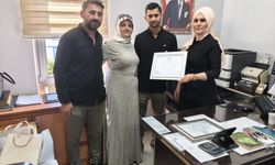 Alaçam'da 21 yaşında muhtar seçilen Emirhan Çepe mazbatasını aldı
