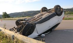 Amasya'da devrilen otomobilin sürücüsü yaralandı