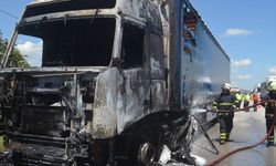 Amasya'da seyir halinde yangın çıkan tır kullanılamaz hale geldi