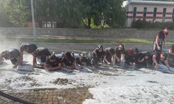 Artvin'de itfaiyeci adayı öğrenciler mezuniyet sevincini tazyikli suyla ıslanarak yaşadı