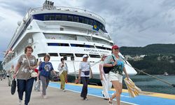'Astoria Grande' kruvaziyeri 880 yolcusuyla Amasra'ya geldi