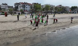 Balıkesirli minikler Akçay sahilinde çevre temizliği yaptı
