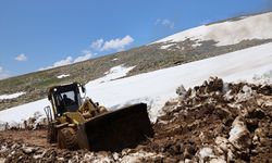 Bayburt'ta haziranda karla mücadele sürüyor