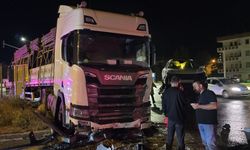 Bayburt'ta kırmızı ışıkta geçen tırın cipe çarpması güvenlik kamerasında