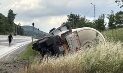 Bolu Dağı'nda yanıcı madde yüklü tanker yol kenarına devrildi