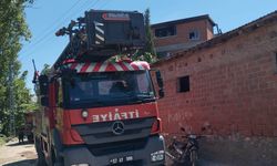Boyabat'ta bir evin çatısında çıkan yangın hasara yol açtı