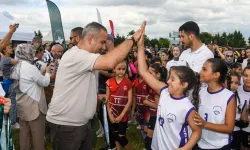 Bursa'da Mini Voleybol Şenliği'nde çocuklar madalyalarını aldı