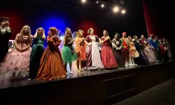 Çayırovalı genç tiyatrocuların performansı büyük alkış aldı