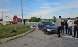 Çorum'da asfalt yüklü tankerle çarpışan otomobildeki 4 kişi yaralandı