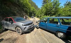 Çorum'da çarpışan iki otomobildeki 5 kişi yaralandı