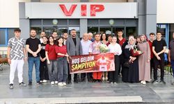 Dünya şampiyonasından 7 madalyayla dönen özel sporcu, Trabzon Havalimanı'nda karşılandı