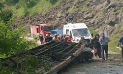 Düzce'de şarampole devrilen çekicinin sürücüsü öldü