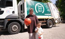 Düzce'de temizlik personeli her gün kendilerini bekleyen çocuğa hediye verdi