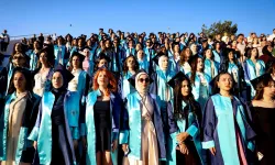 Geleceğin hemşirelerinden mezuniyet sevinci