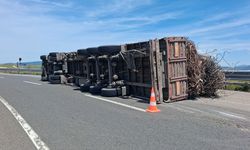TIR DEVRİLDİ, SÜRÜCÜ YARALANDI