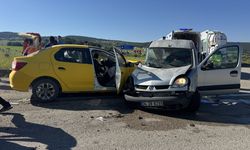 Karabük'te hafif ticari araç ile taksinin çarpıştığı kazada 4 kişi yaralandı