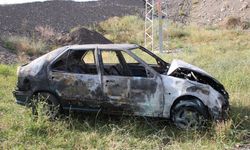 Kastamonu'da kamyonetle çarpışan otomobil alev aldı