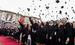 Koç Üniversitesi'nde 32'inci dönem mezuniyet sevinci