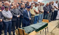 Oğlunu kurtarmak için girdiği denizde boğulma tehlikesi geçiren ve daha sonra hayatını kaybeden baba, toprağa verildi