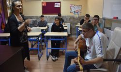 Özel gereksinimli Mehmet'in elinden kemençe düşmüyor