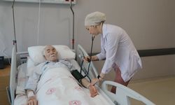 Risk taşıyan 79 yaşındaki hastaya kapalı kalp kapağı ameliyatı yapıldı