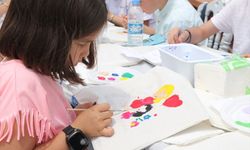 Rize'de feretiko bezinden üretilen çantaları çocuklar renklendirdi