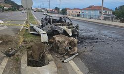 Samsun'da aydınlatma direğine çarpan otomobildeki 1 kişi öldü, 1 kişi yaralandı