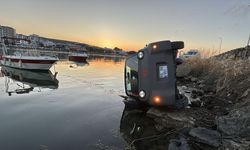 Samsun'da elektrikli araç limandaki kayalıklara devrildi