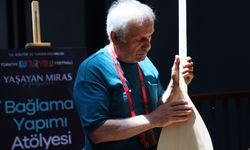 Samsun'da emekli öğretmen bağlama yapımını geleceğe taşıyor