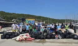 Sığacık koylarında yıllardır sessiz sedasız temizlik yapıyorlar
