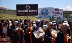 Sinop Üniversitesinin mezuniyet töreninde öğrencilerden Filistin'e destek