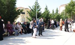 Tokat Belediyesi çocukları LGS sınavına giren velilere ikramda bulundu