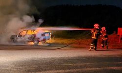 Tokat'ta yangın çıkan otomobilde hasar meydana geldi