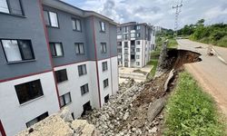 Trabzon'da çöken istinat duvarı 2 daireye zarar verdi
