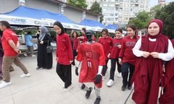 Türkiye'nin nüfusa kaydedilen ilk insansı robotu öğrencilerle bir araya geldi