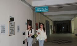 Üçüncü üniversite diplomasını birincilikle alan kadın kızına örnek oldu