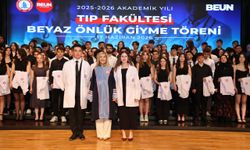 BEYAZ ÖNLÜKLERİNİ GURURLA GİYDİLER