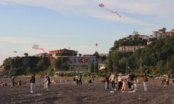 Zonguldak'ta düzenlenen şenlikte aileler çocuklarıyla uçurtma uçurdu