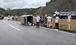 REFÜJE ÇARPIP DEVRİLDİ, 3 YARALI