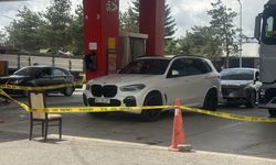 İKİ KARDEŞİ AYAKLARINDAN VURDU