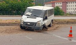 Amasya'da aydınlatma direğine çarpan minibüsteki 4 kişi yaralandı