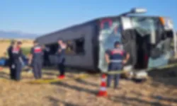 YOLCU OTOBÜSÜ DEVRİLDİ, 46 YARALI