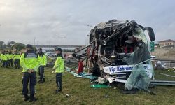 OTOBÜS KAZA YAPTI, 15 KİŞİ YARALANDI